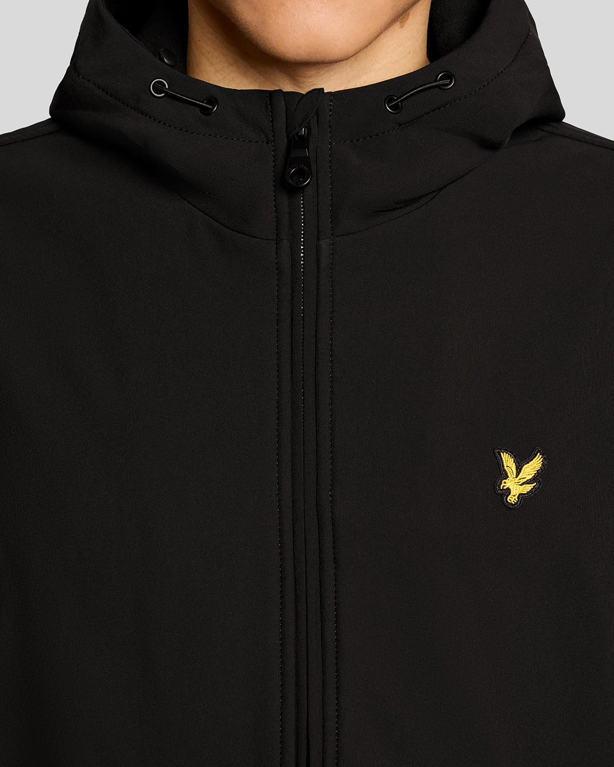 Homme portant une veste softshell doublée de polaire, couleur noir de jais