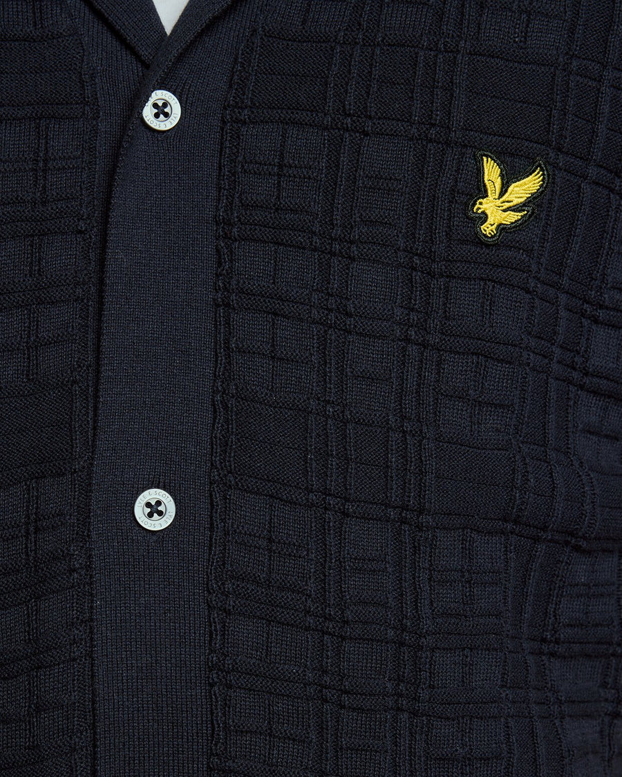 Hombre con camisa de punto de estilo «Resort» con cuello Revere en azul marino oscuro