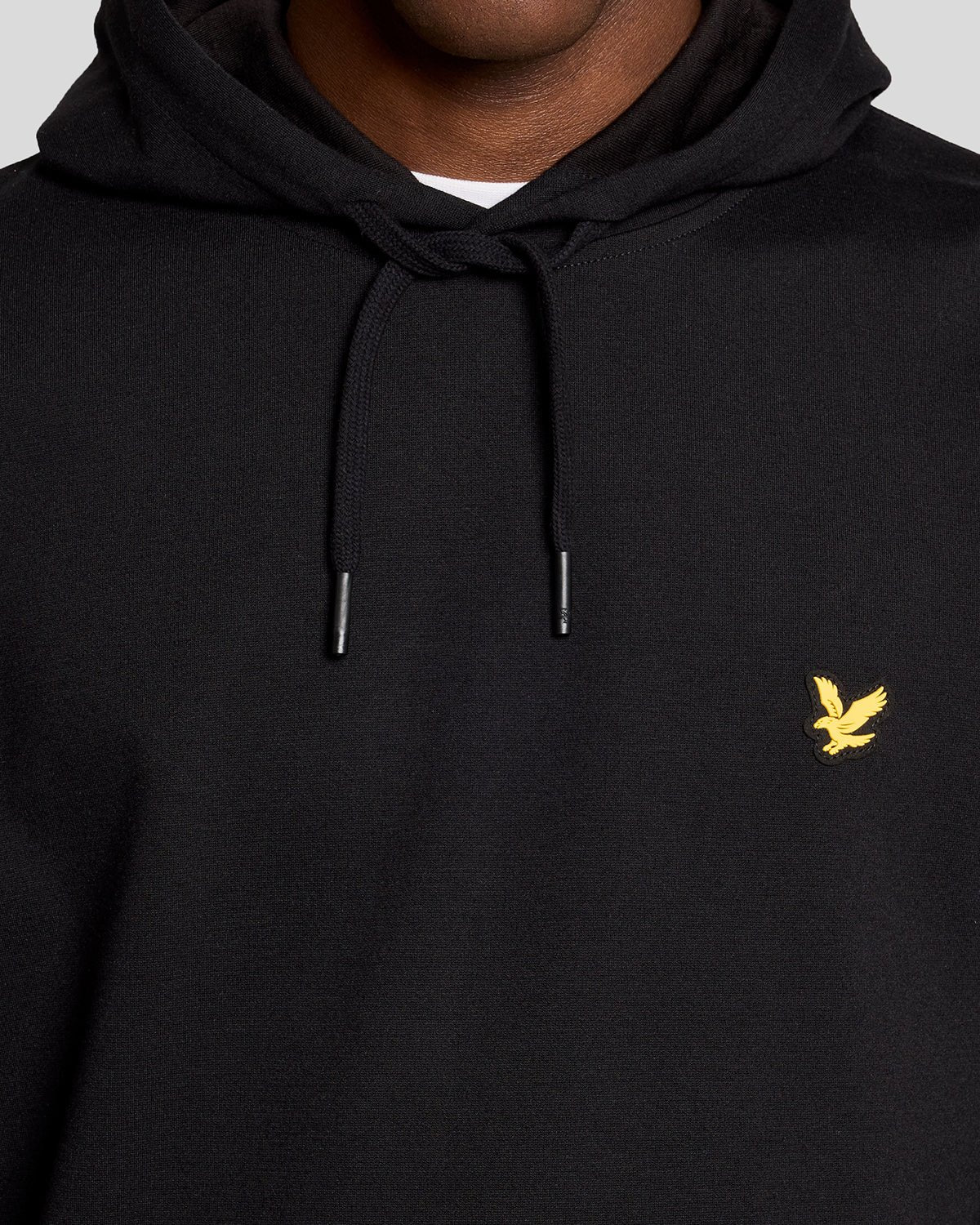 Homme portant un sweat à capuche léger de sport, couleur noir de jais