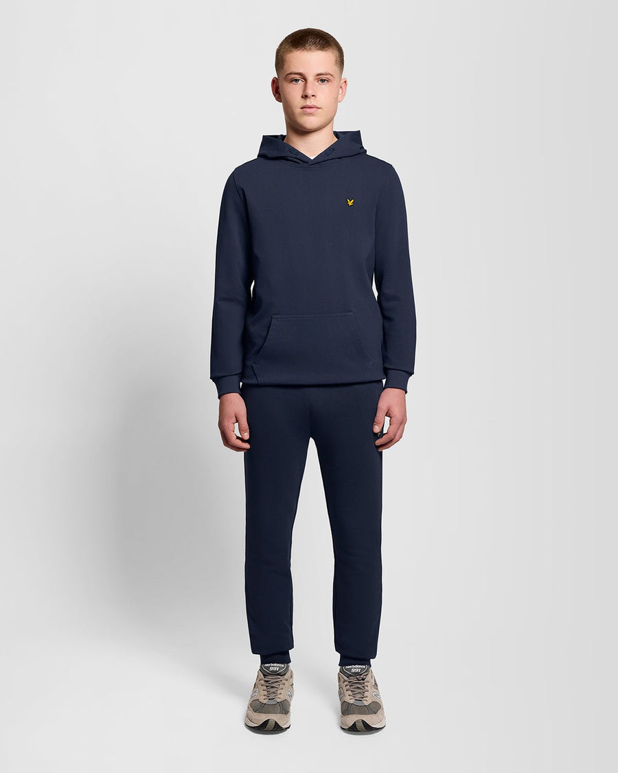 Homme portant un sweat à capuche en molleton Sports Brushback bleu nuit