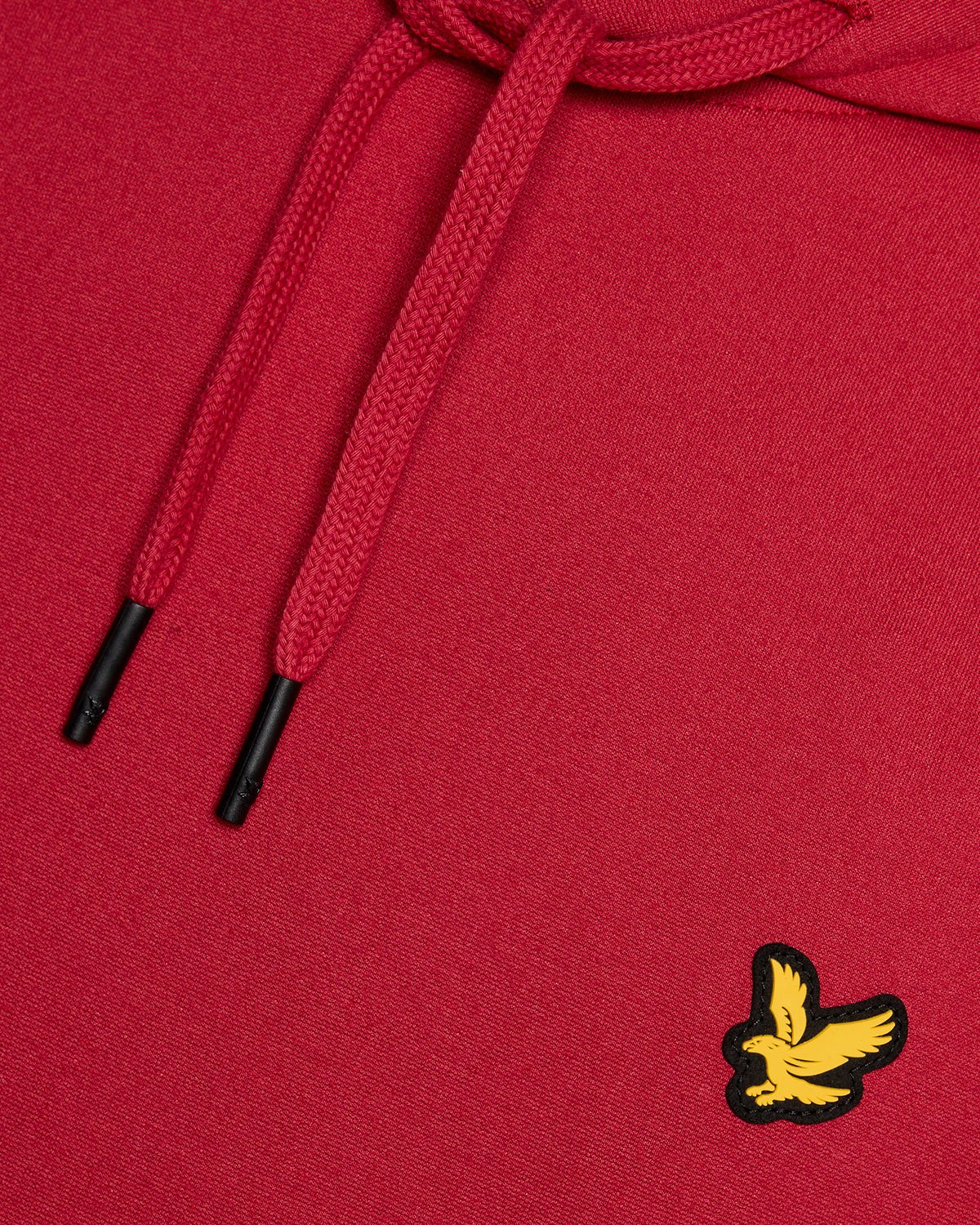 Homme portant un sweat à capuche léger de sport couleur grenat