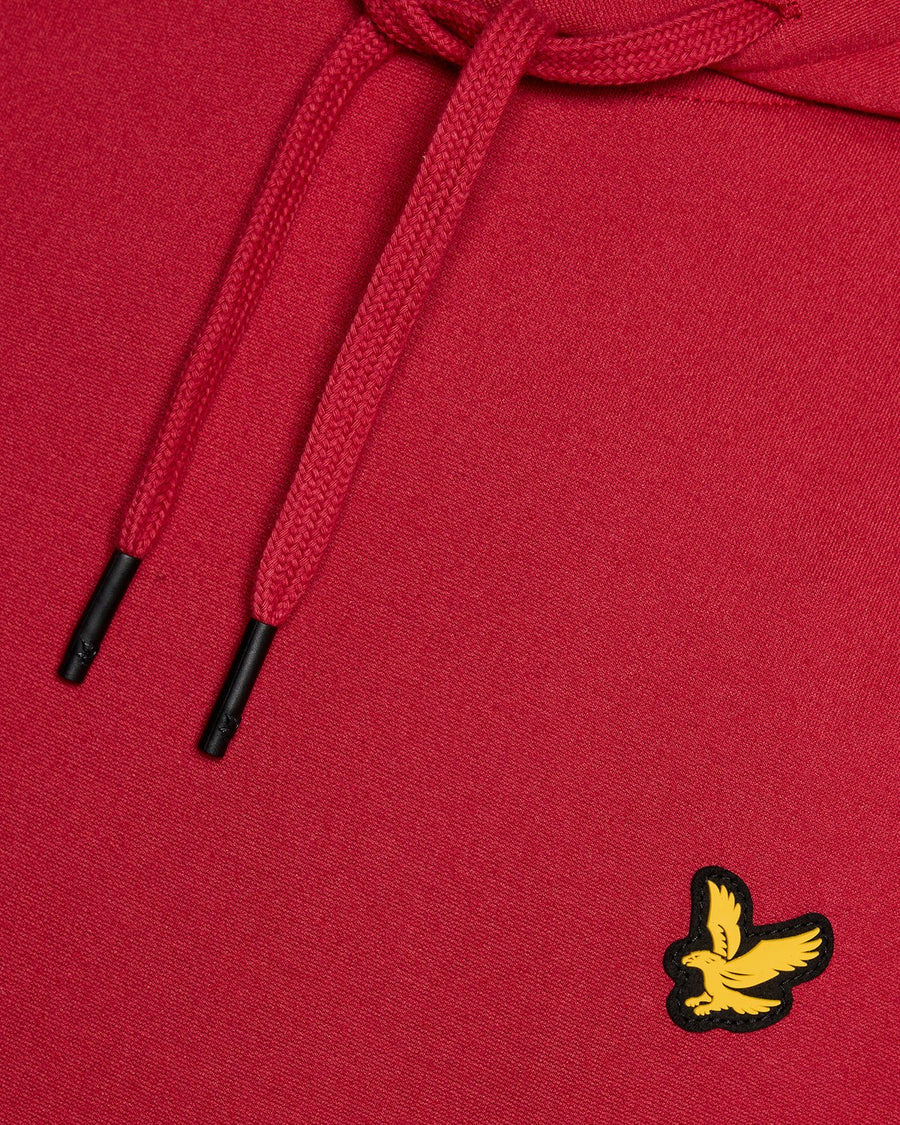 Homme portant un sweat à capuche léger de sport couleur grenat