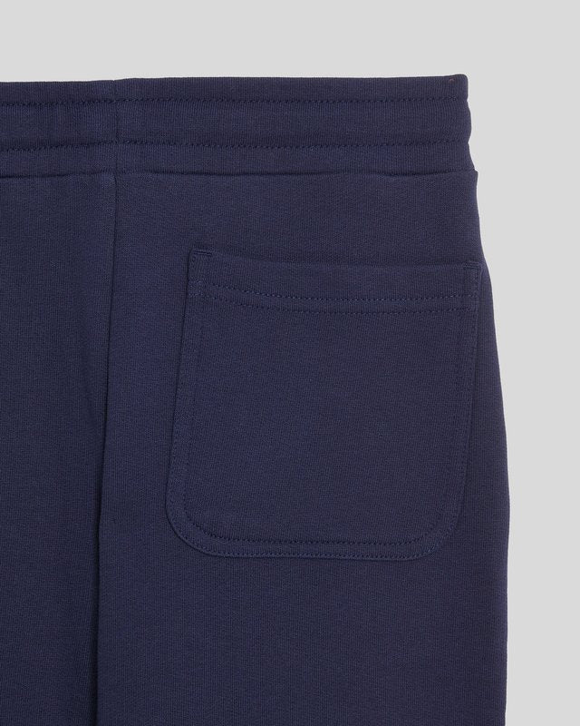 Ragazzo con pantaloni da jogging in cotone blu navy