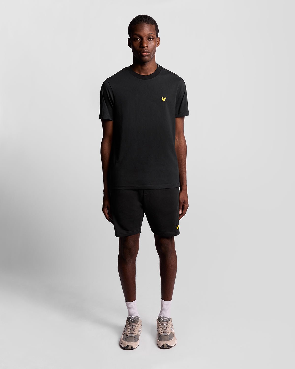 Homme portant un short de sport en bande adhésive, couleur noir de jais