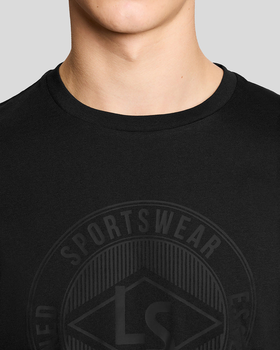 Homme portant un t-shirt « Sports Redefined » avec logo graphique, couleur noir de jais