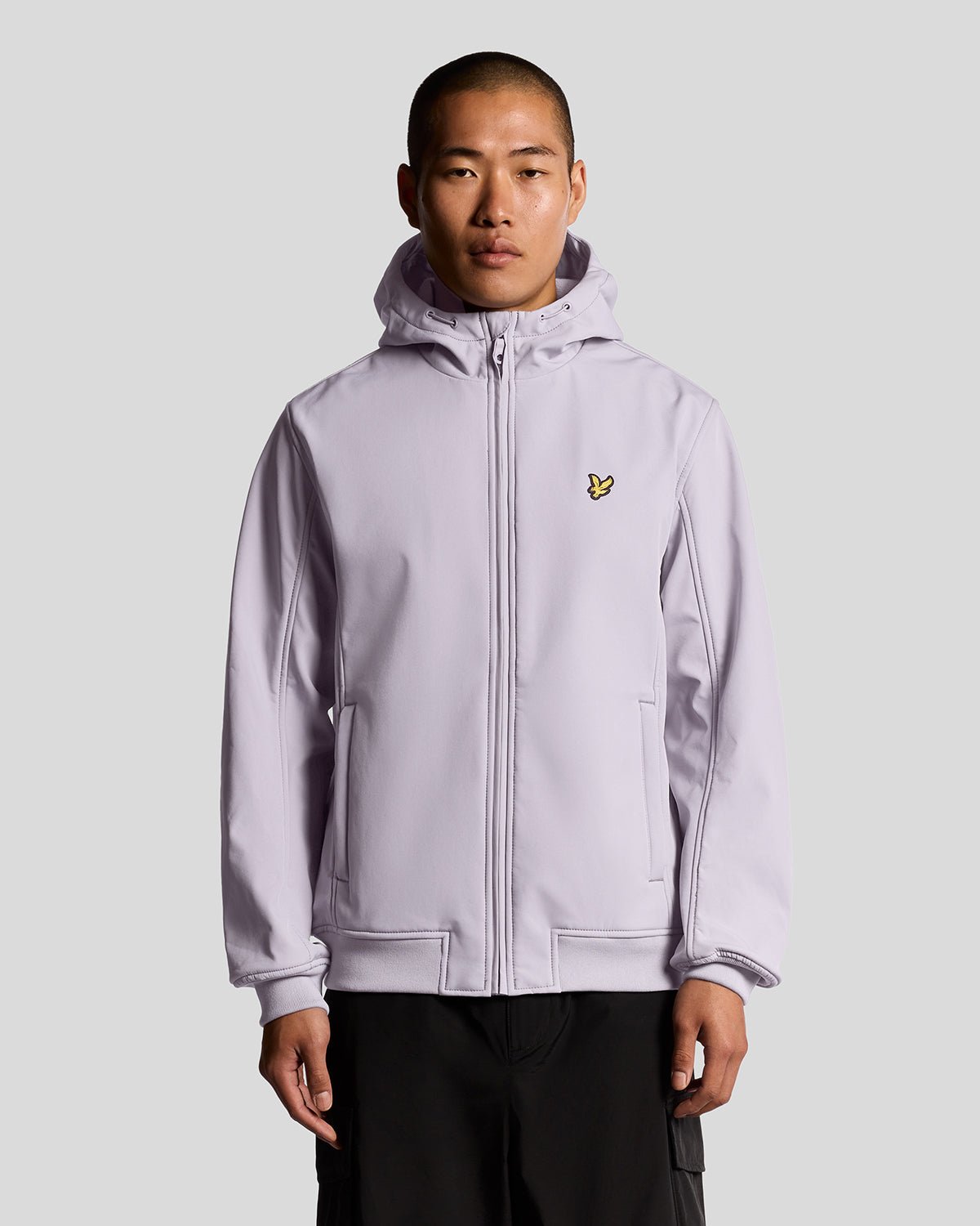 Hombre con chaqueta softshell con forro polar en color lila ceniza