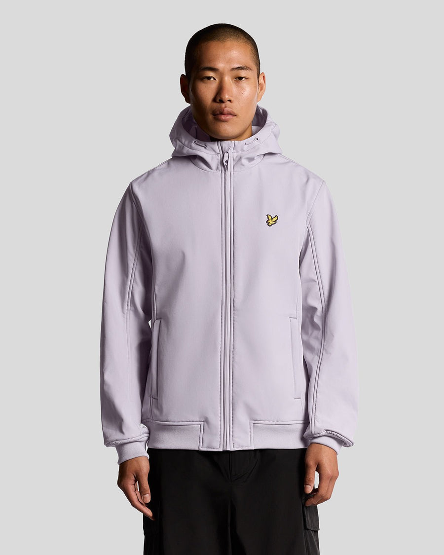 Hombre con chaqueta softshell con forro polar en color lila ceniza