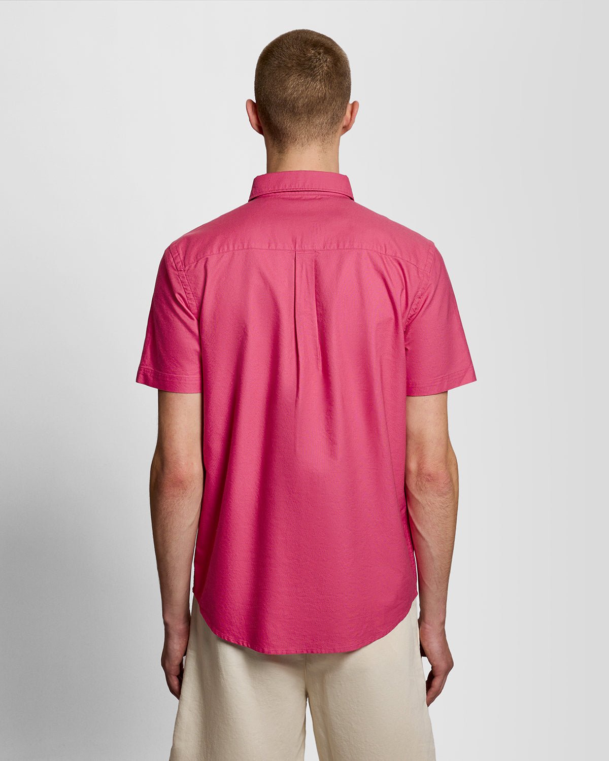Uomo con camicia Oxford a maniche corte color dalia