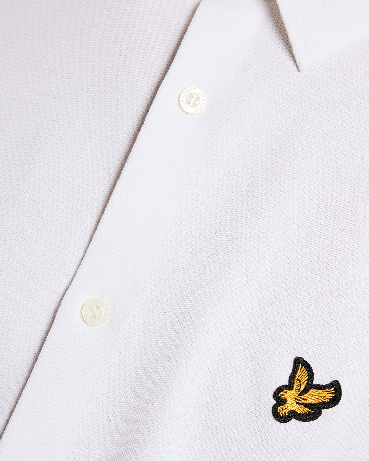 Homme portant une chemise en jersey Oxford de coton blanche