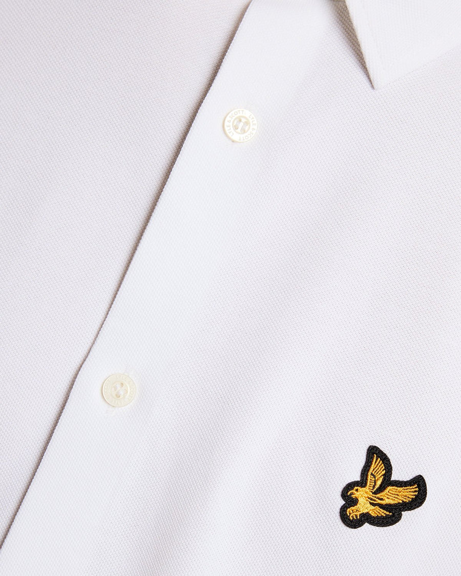 Homme portant une chemise en jersey Oxford de coton blanche