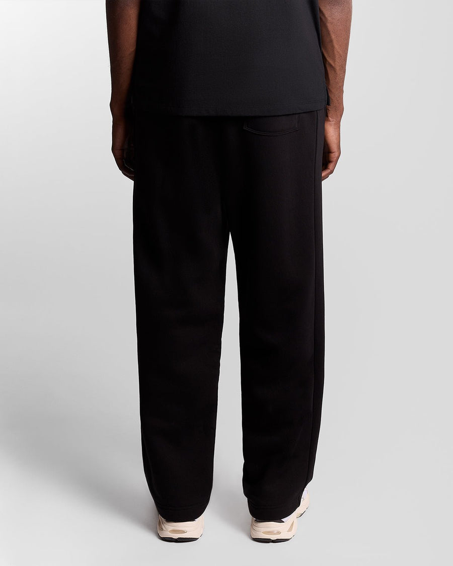 Homme portant un pantalon de jogging Lounge à coupe droite, couleur noir de jais
