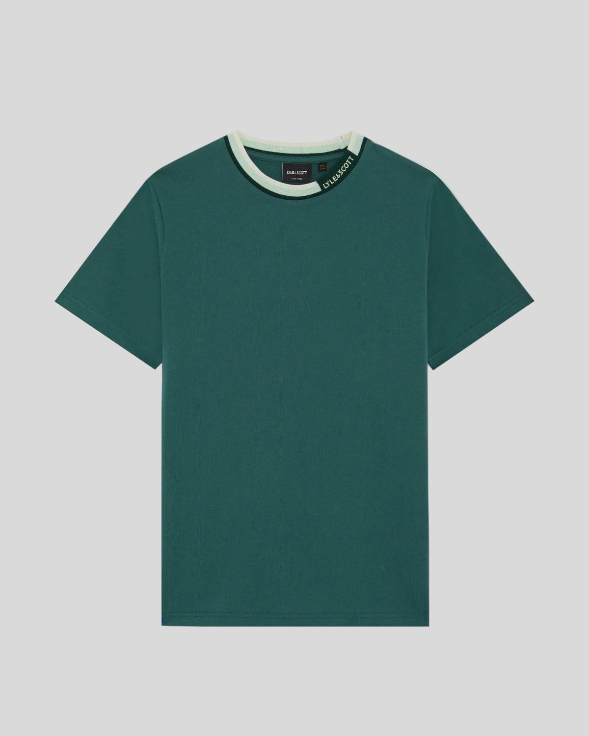 Un homme porte un t-shirt à col relevé avec logo, couleur Everglade