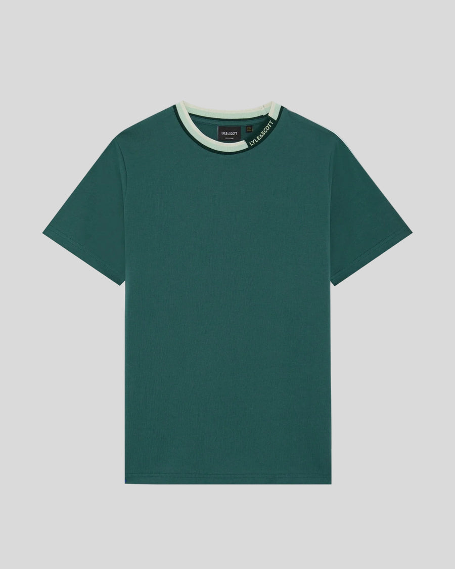 Un homme porte un t-shirt à col relevé avec logo, couleur Everglade