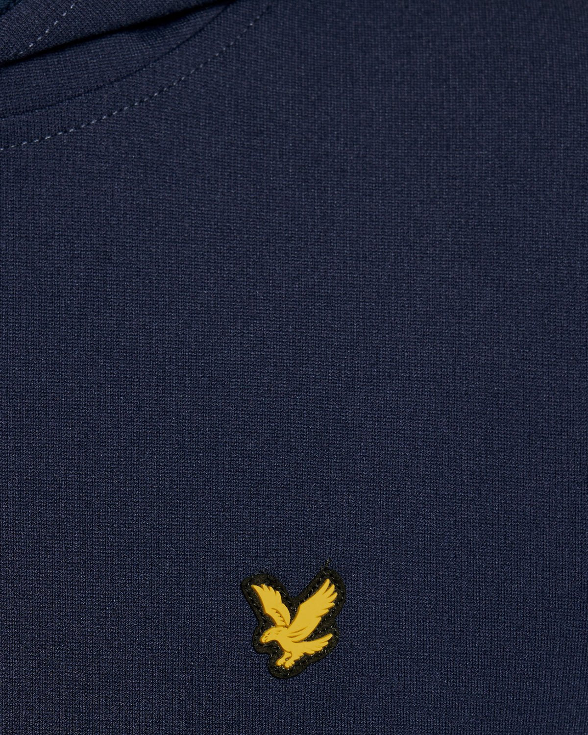 Homme portant un sweat à capuche en molleton Sports Brushback bleu nuit