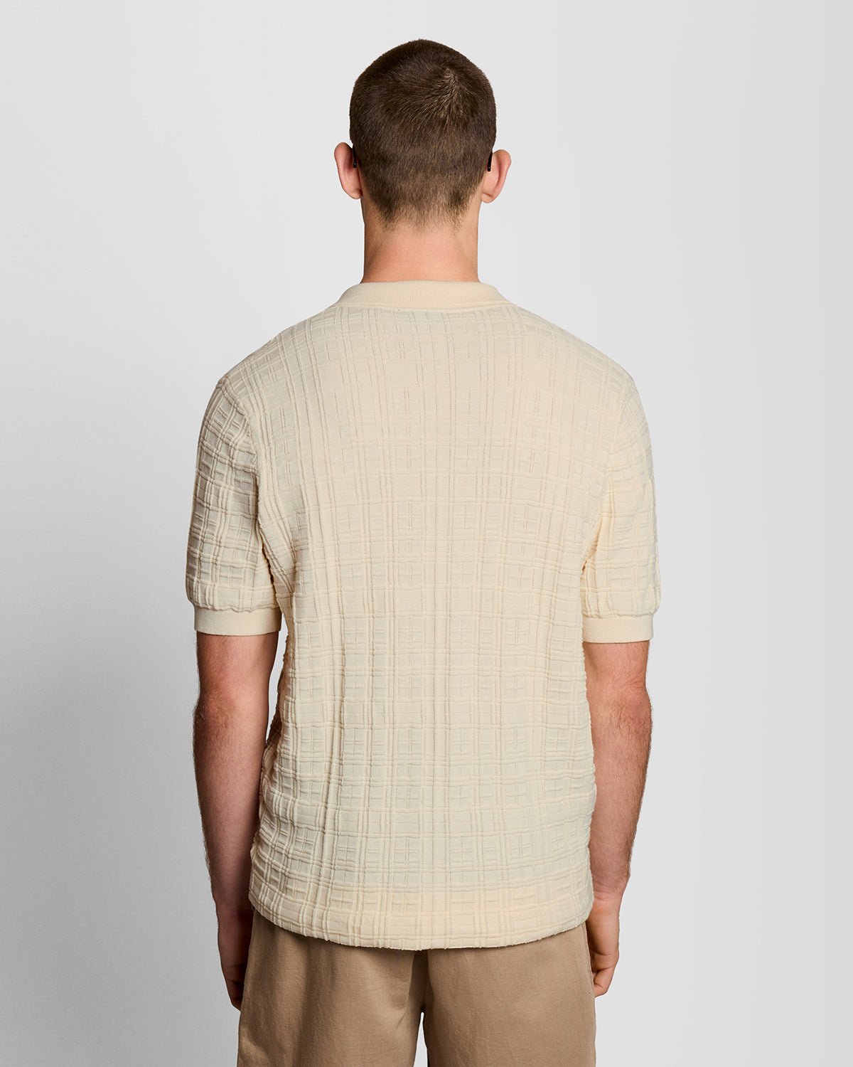 Un homme porte une chemise de vacances en maille à col Revere, couleur « Ice Cream »