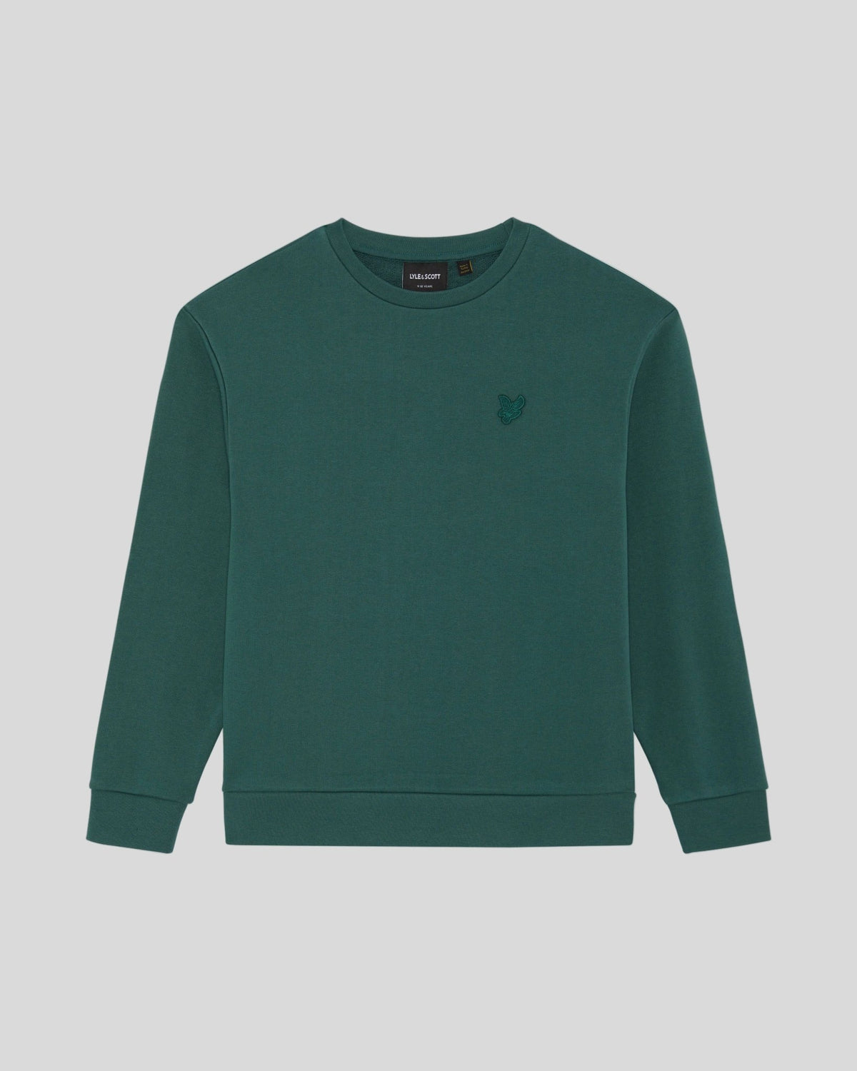 Un homme porte un sweat-shirt en coton épais de couleur Everglade