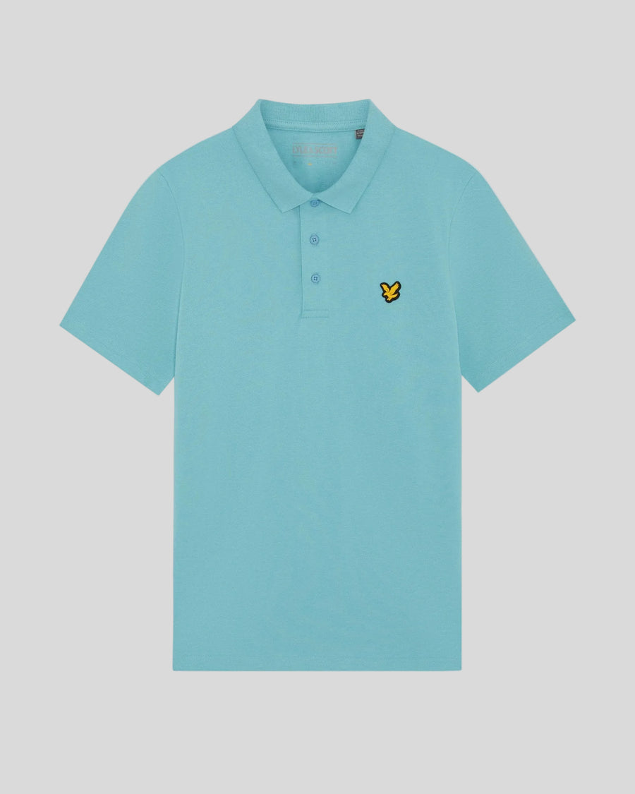 Un homme porte un polo technique bleu aquamarine