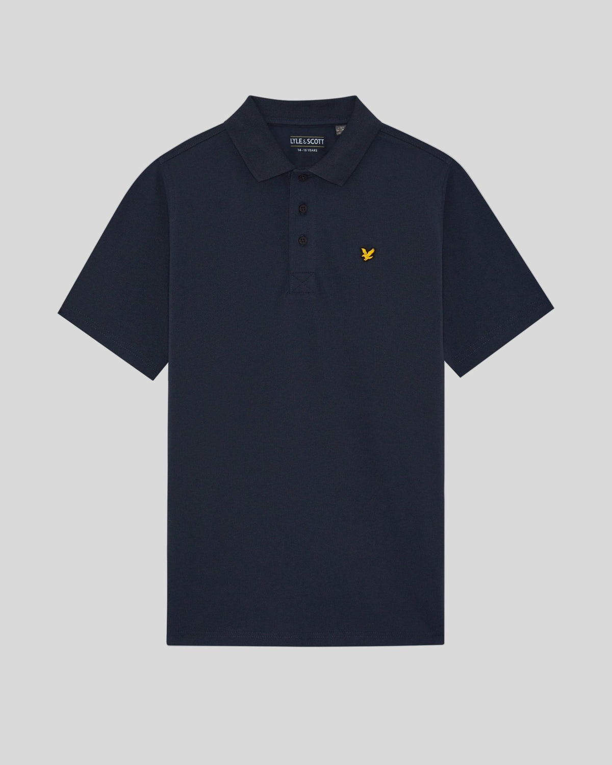 Hombre con polo deportivo en azul marino oscuro