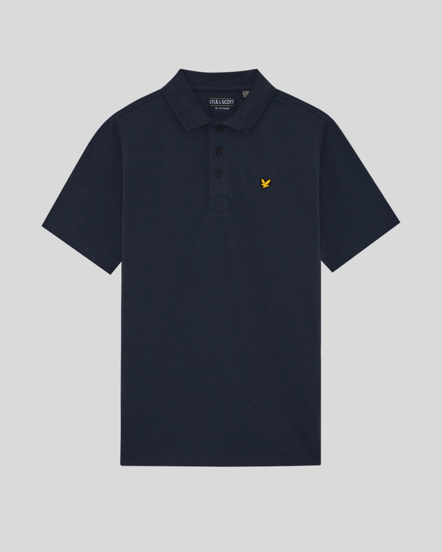 Hombre con polo deportivo en azul marino oscuro