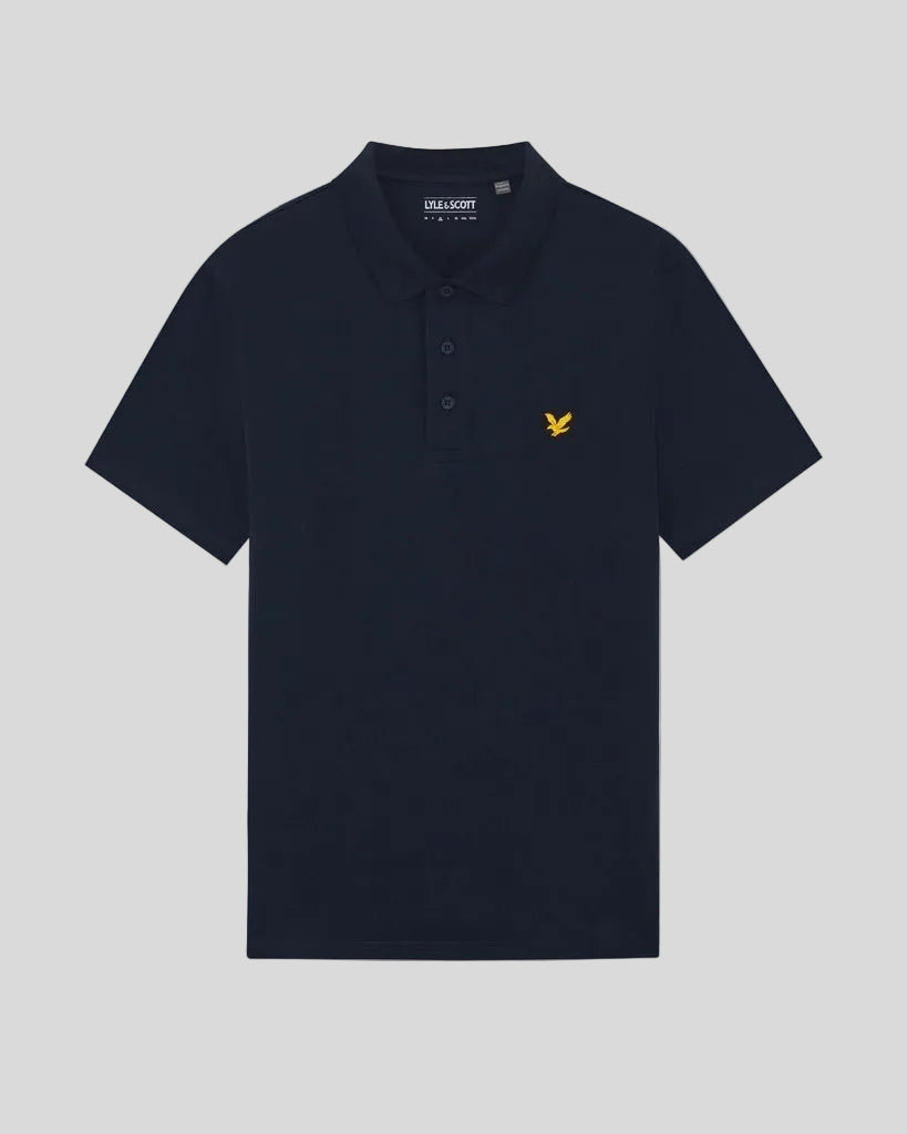 Un homme porte un polo de sport bleu marine foncé