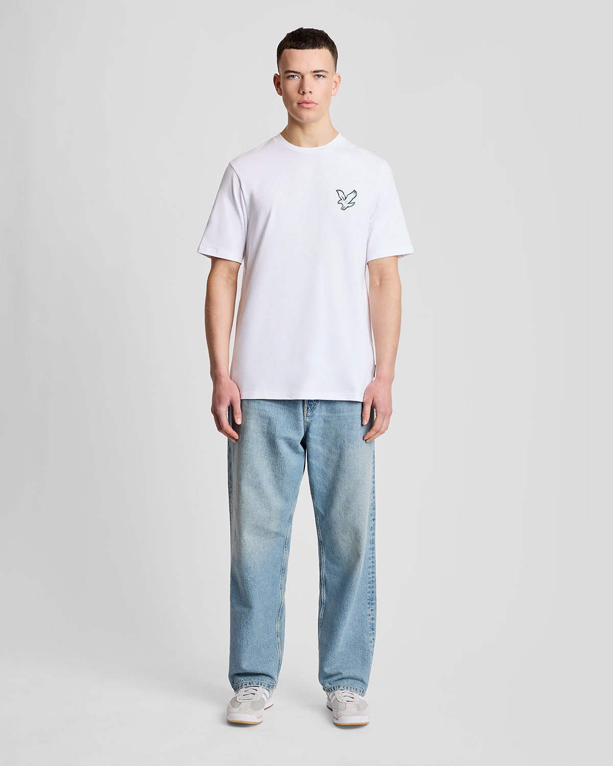 Homme portant un t-shirt à imprimé graphique dans le dos, blanc/lagune