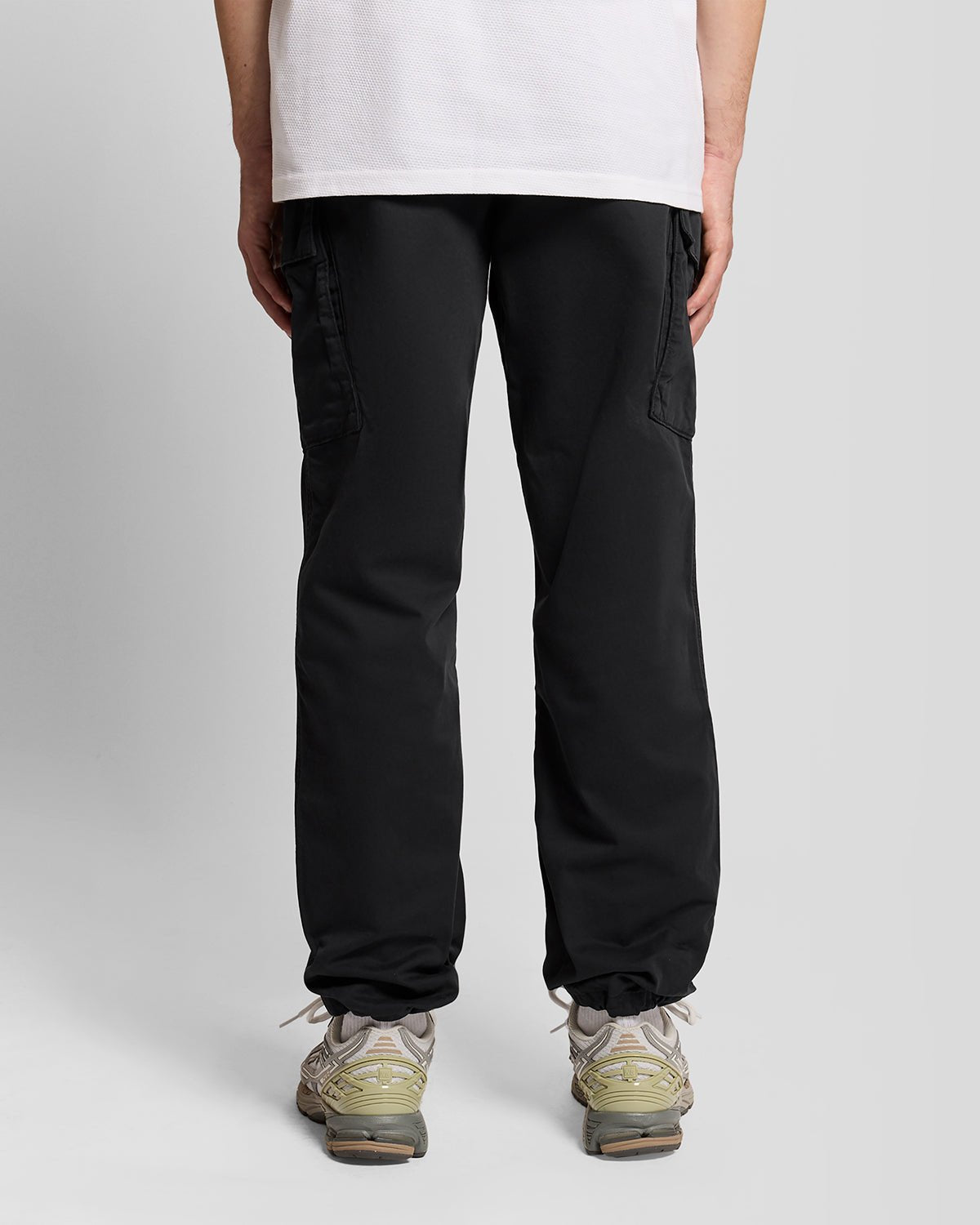 Uomo con pantaloni cargo con risvolto in nero corvino