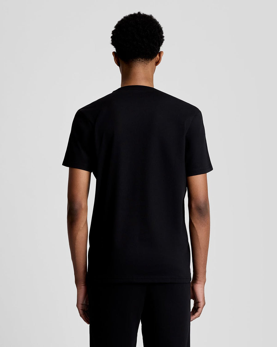Hombre lleva camiseta deportiva con cinta jacquard en color negro azabache.
