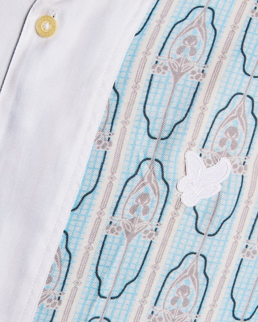 Homme portant une chemise à manches courtes à motif floral, couleur crème amande/bleu de Parme