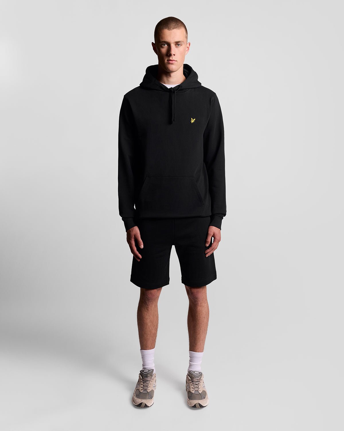 Man draagt een Loopback katoenen hoodie in Jet Black
