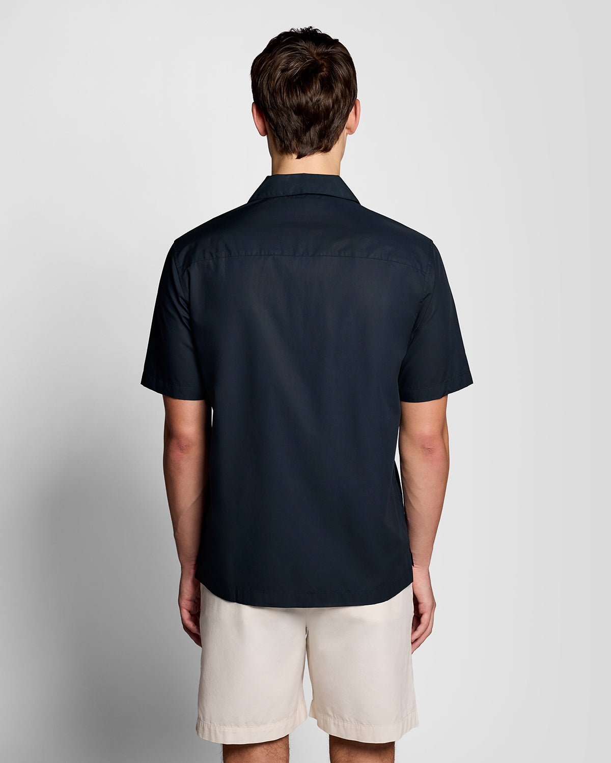 Homme portant une chemise en popeline à col Revere, couleur Carbon