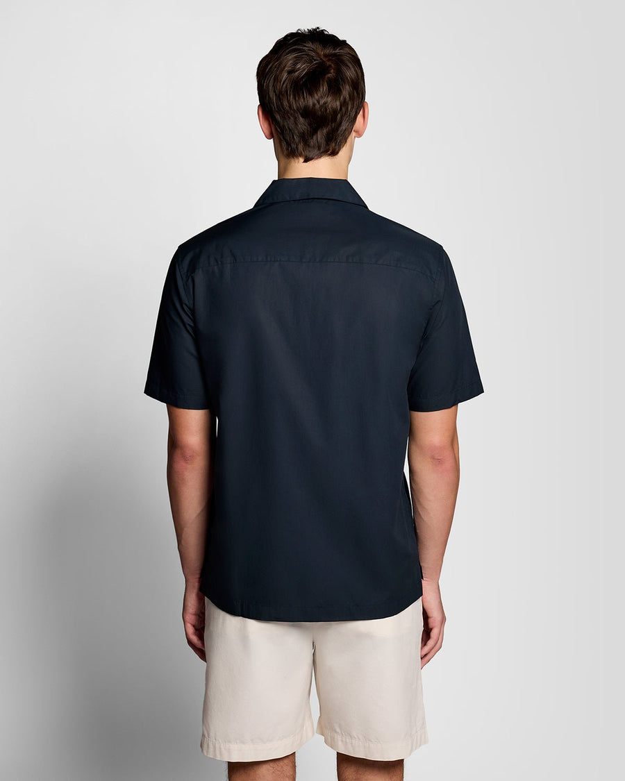 Homme portant une chemise en popeline à col Revere, couleur Carbon