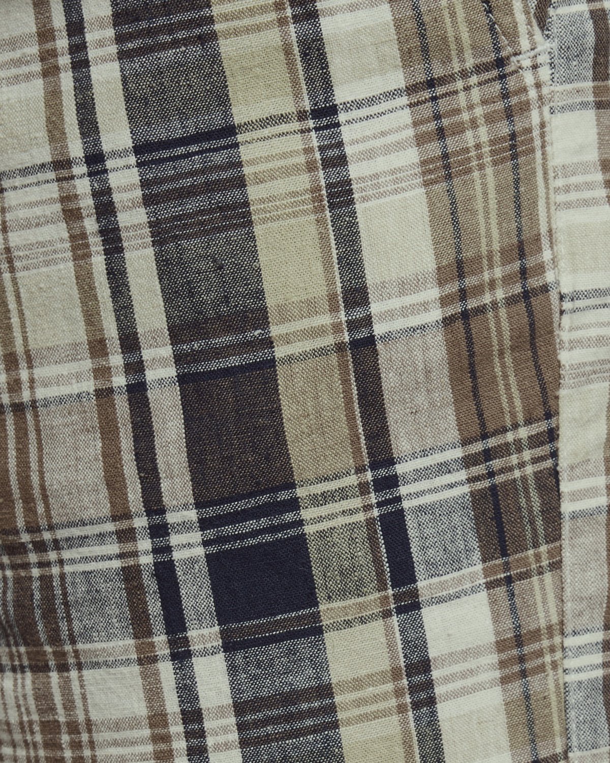 Uomo con pantaloncini a quadri in misto lino, colore verde erba