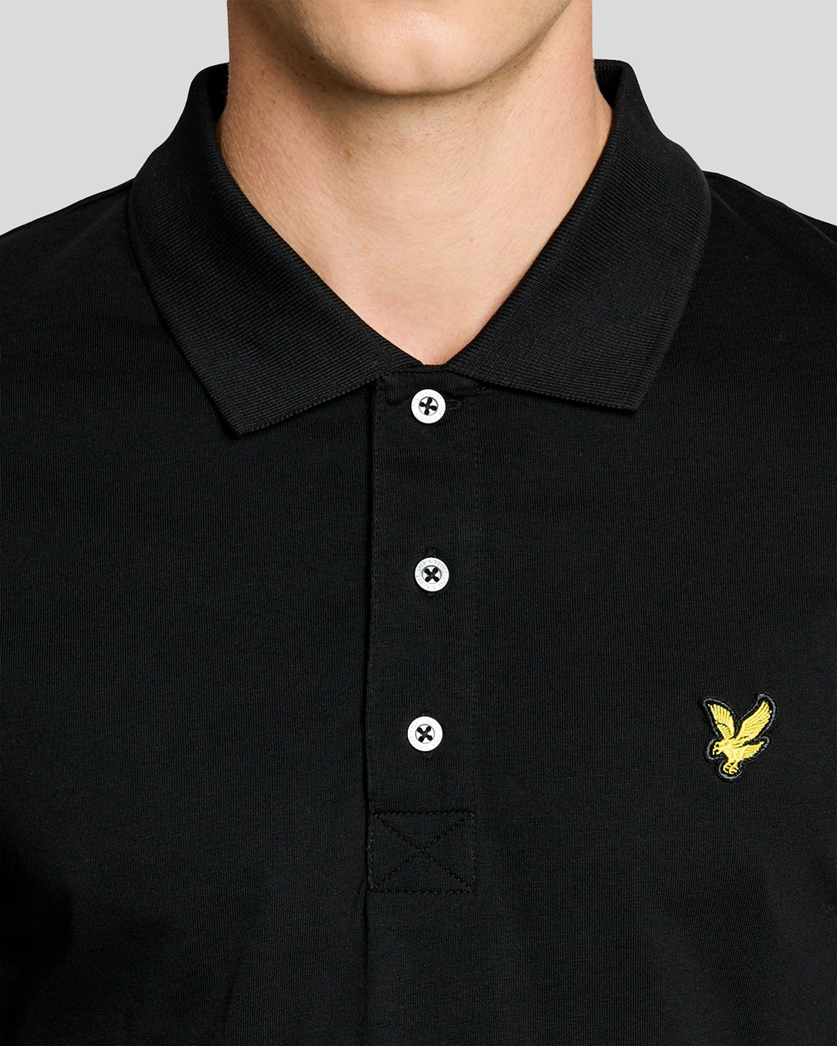 Uomo con polo in jersey di cotone nero corvino