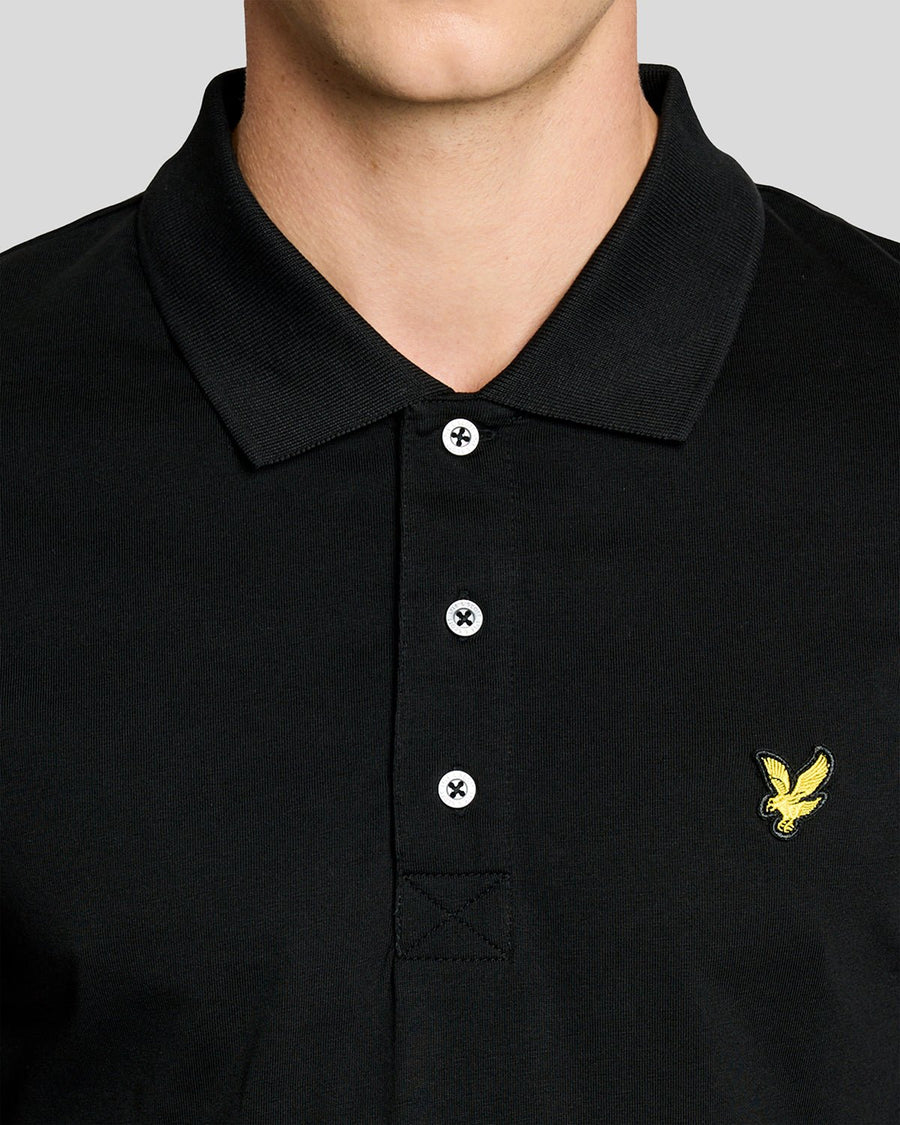 Uomo con polo in jersey di cotone nero corvino