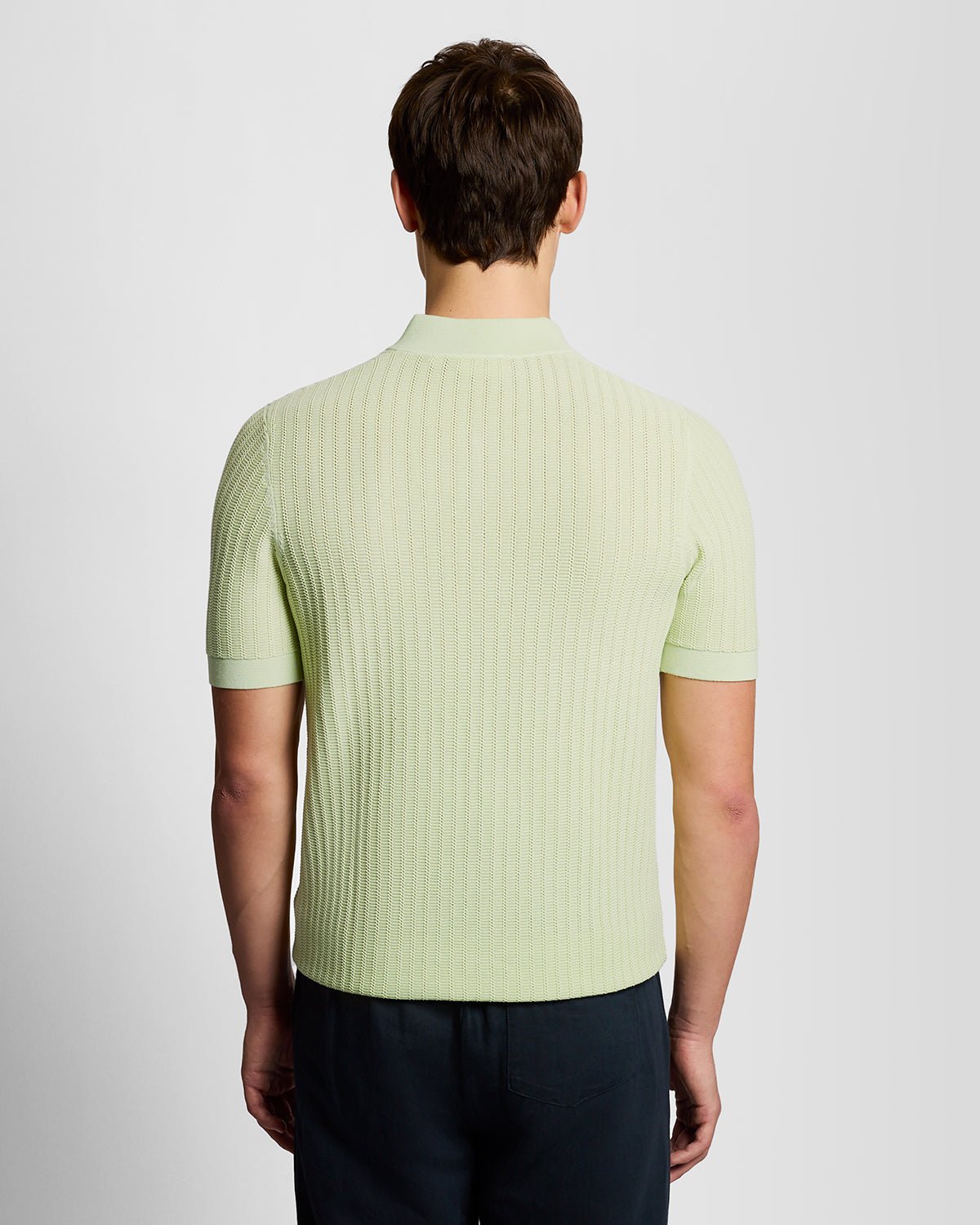 Homme portant un polo en tricot de coton ultra-fin à fermeture éclair 1/4, couleur Tender Greens