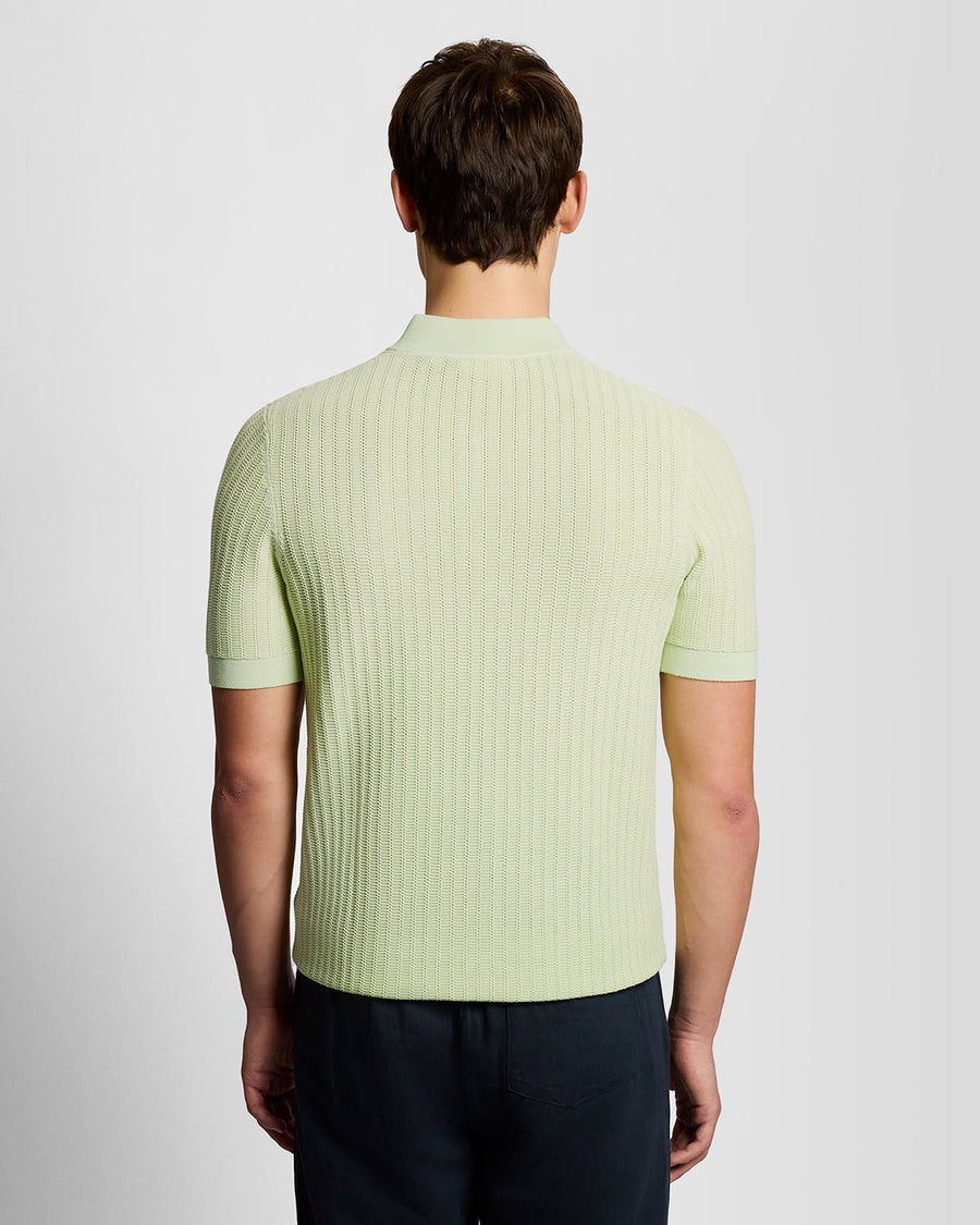 Homme portant un polo en tricot de coton ultra-fin à fermeture éclair 1/4, couleur Tender Greens