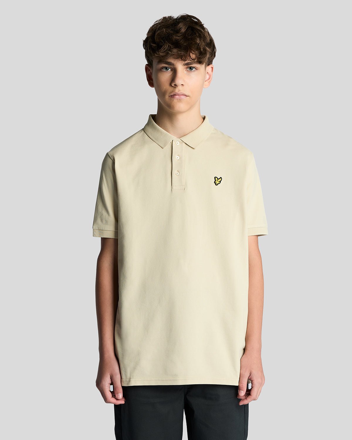 Un homme porte un polo en coton couleur blé