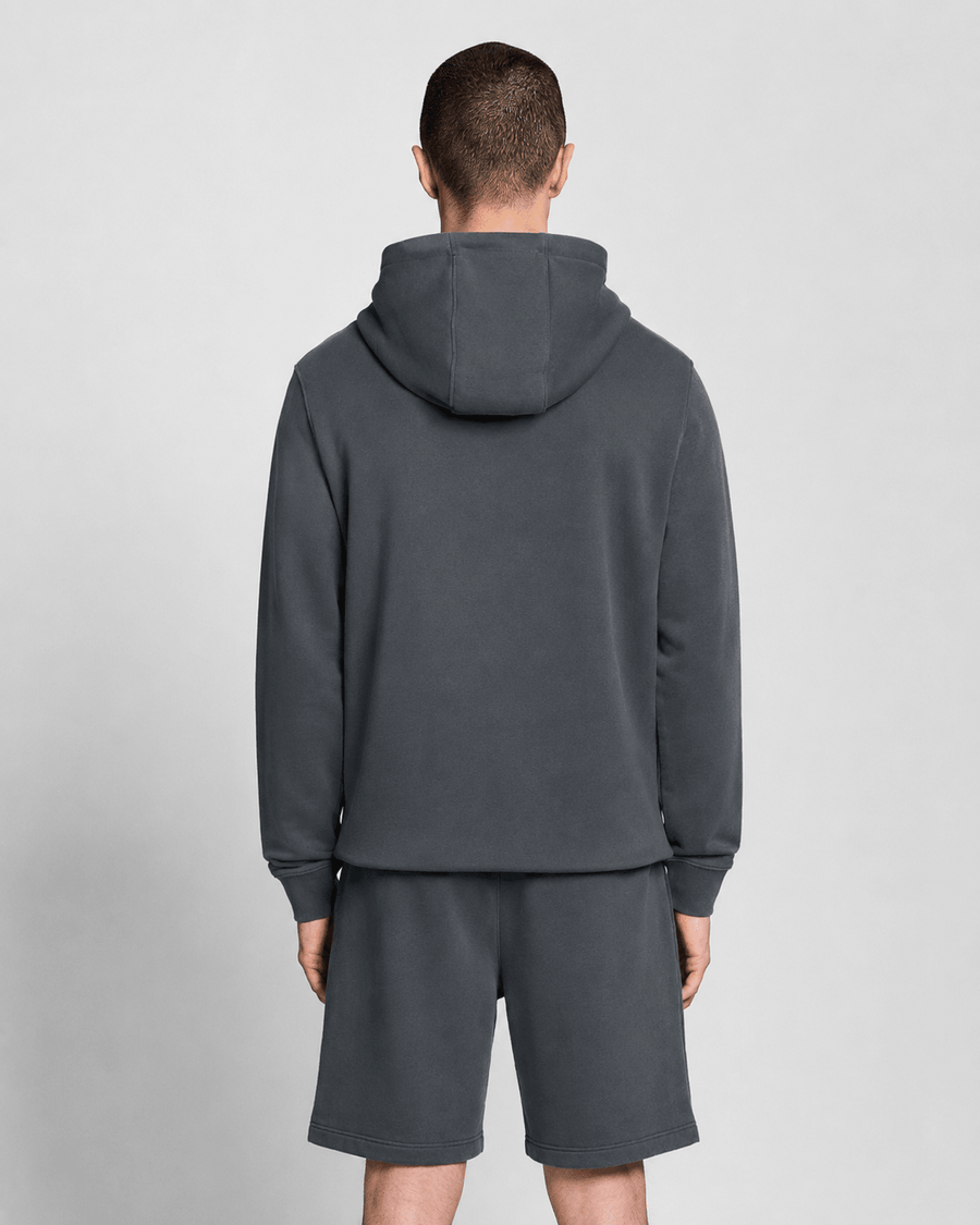Homme portant un sweat à capuche en coton ultra-fin à effet bouclé, couleur « gunmetal »