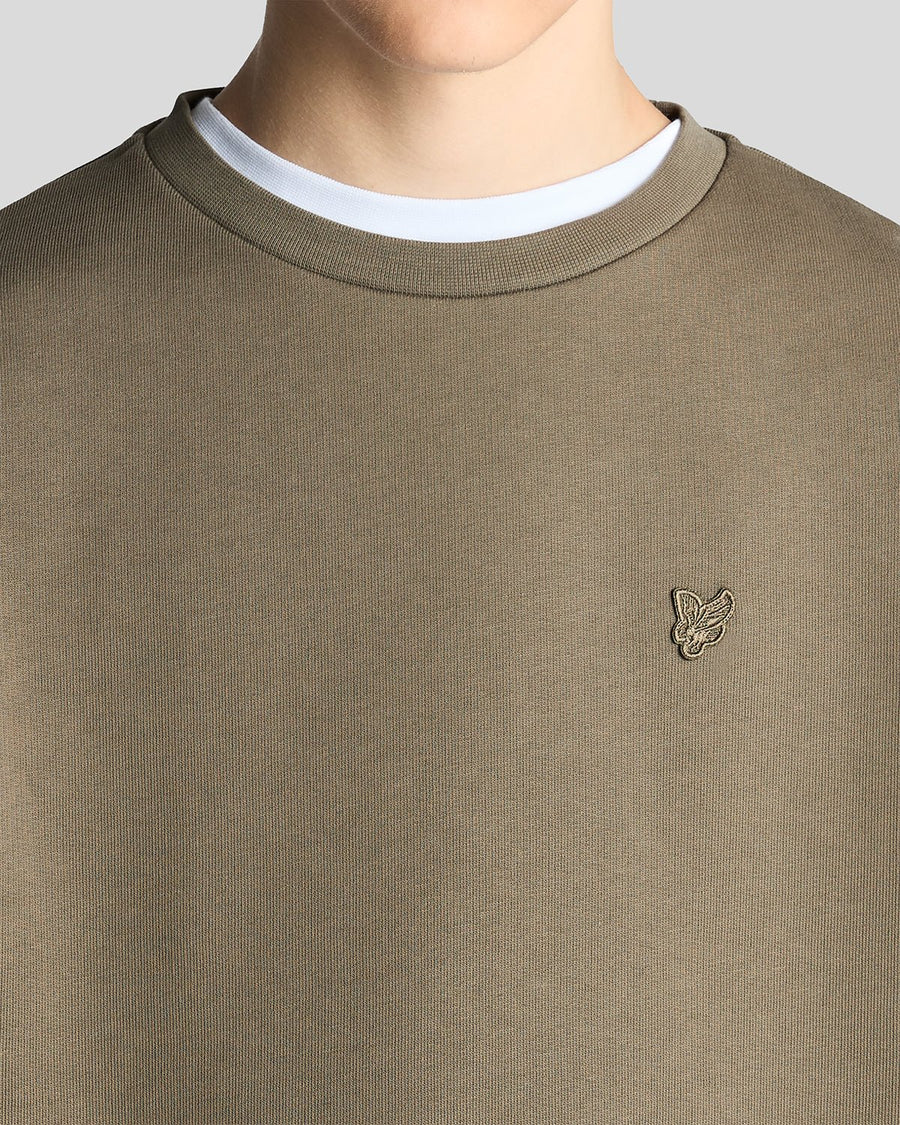 Un homme porte un sweat-shirt en coton épais de couleur kaki cendré