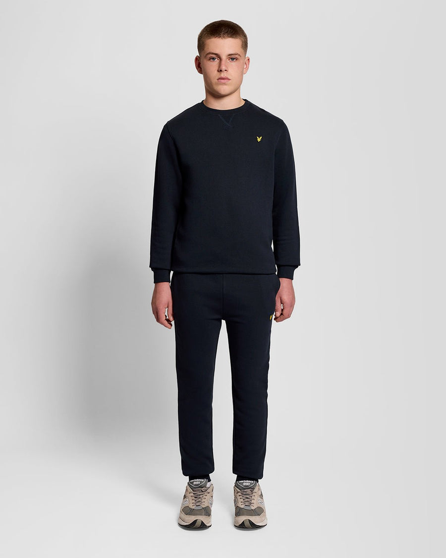 Uomo con pantaloni da jogging in cotone blu scuro