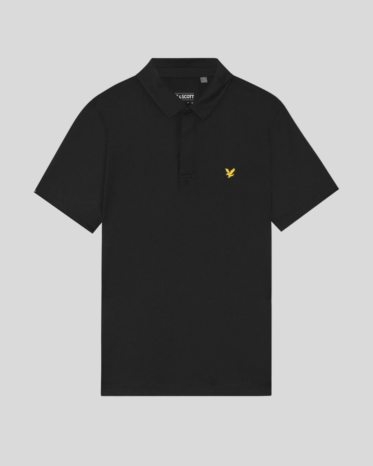 Homme portant un polo à patte de boutonnage dissimulée, couleur noir de jais