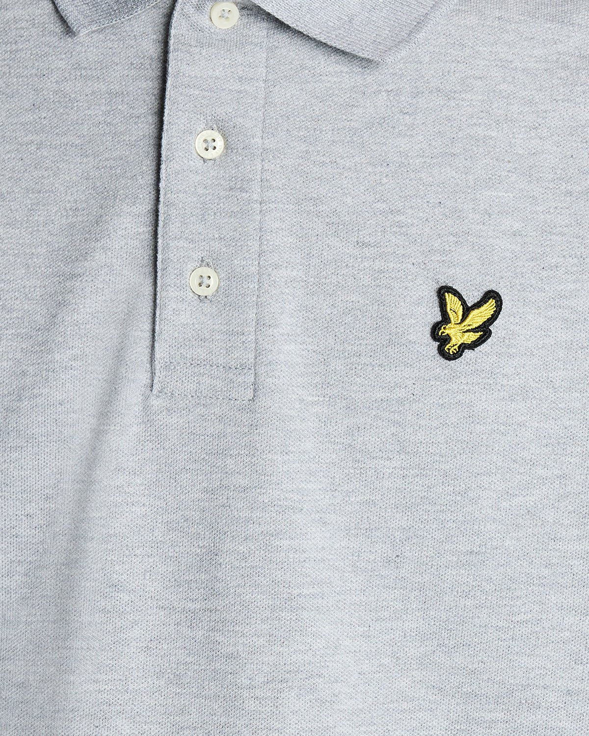 Homme portant un polo en coton gris clair chiné