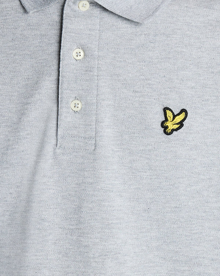 Homme portant un polo en coton gris clair chiné
