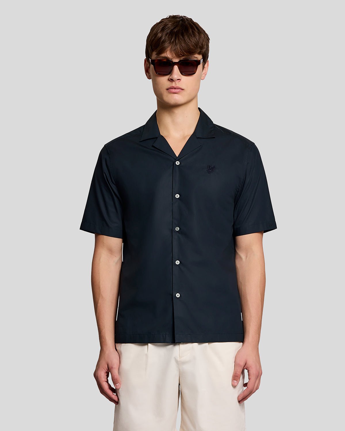 Homme portant une chemise en popeline à col Revere, couleur Carbon