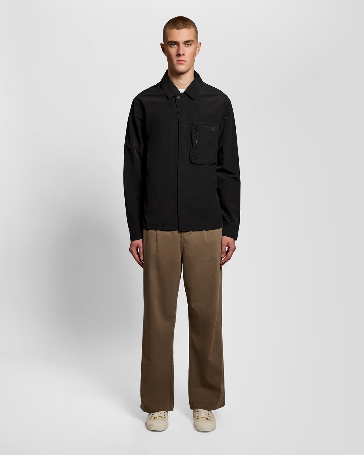 Homme portant une surchemise utilitaire légère à poches, couleur noir jais