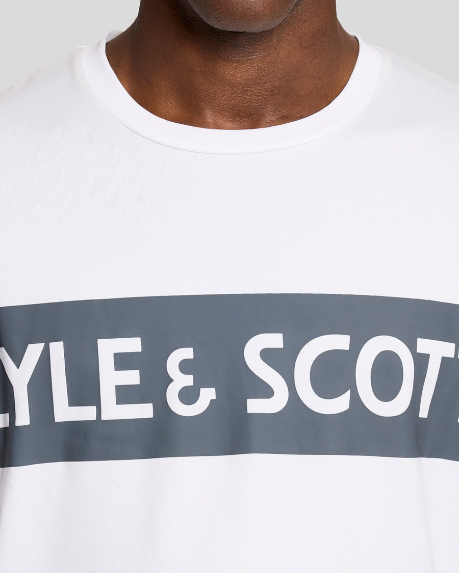 Homme portant un t-shirt blanc avec un logo sur la poitrine