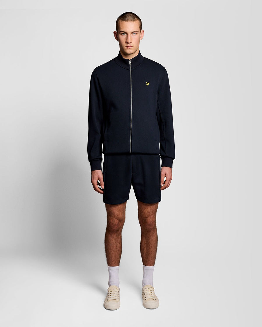 Homme portant un short de survêtement en coton mélangé, bleu marine foncé