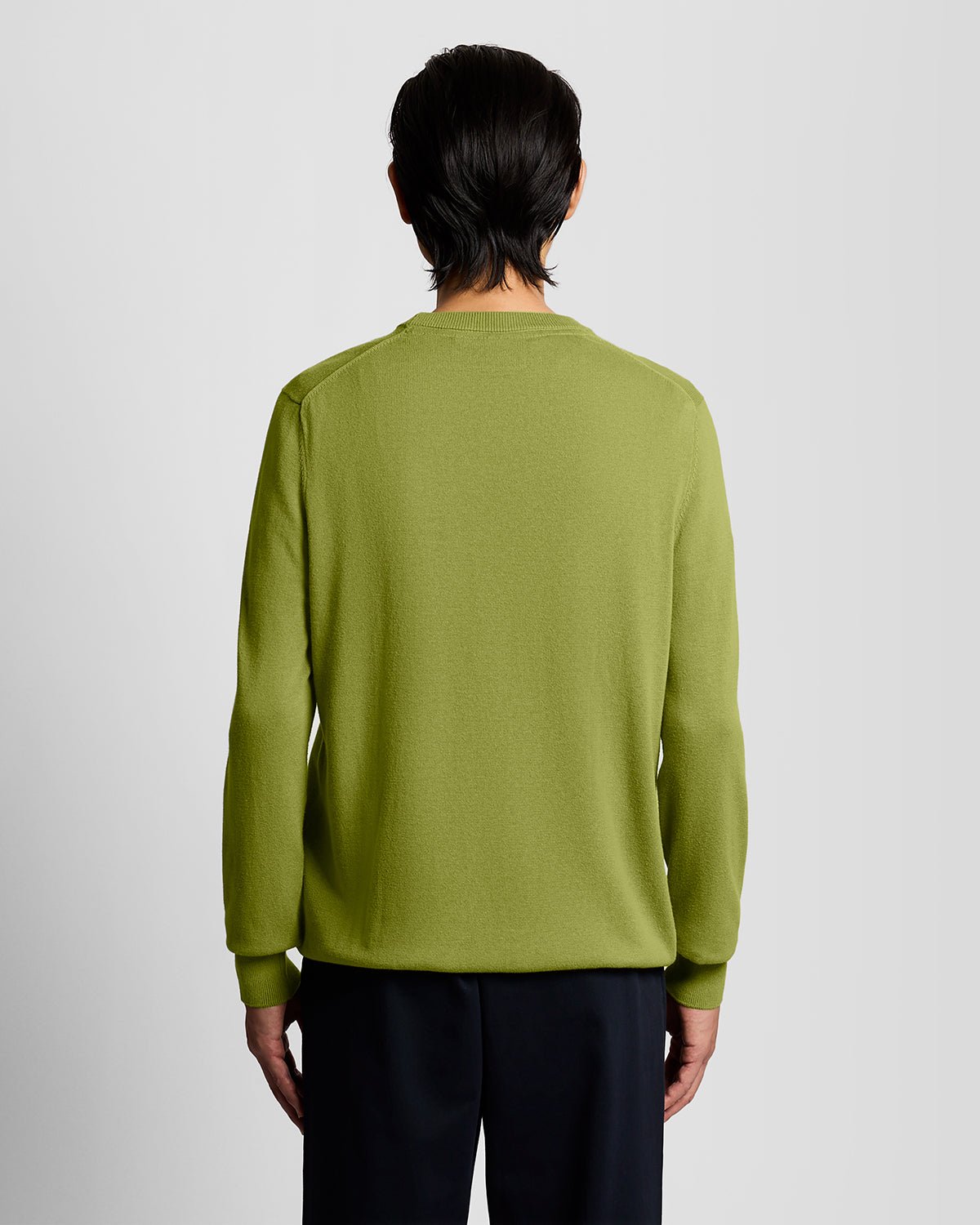 Homme portant un pull à col rond en coton vert buisson