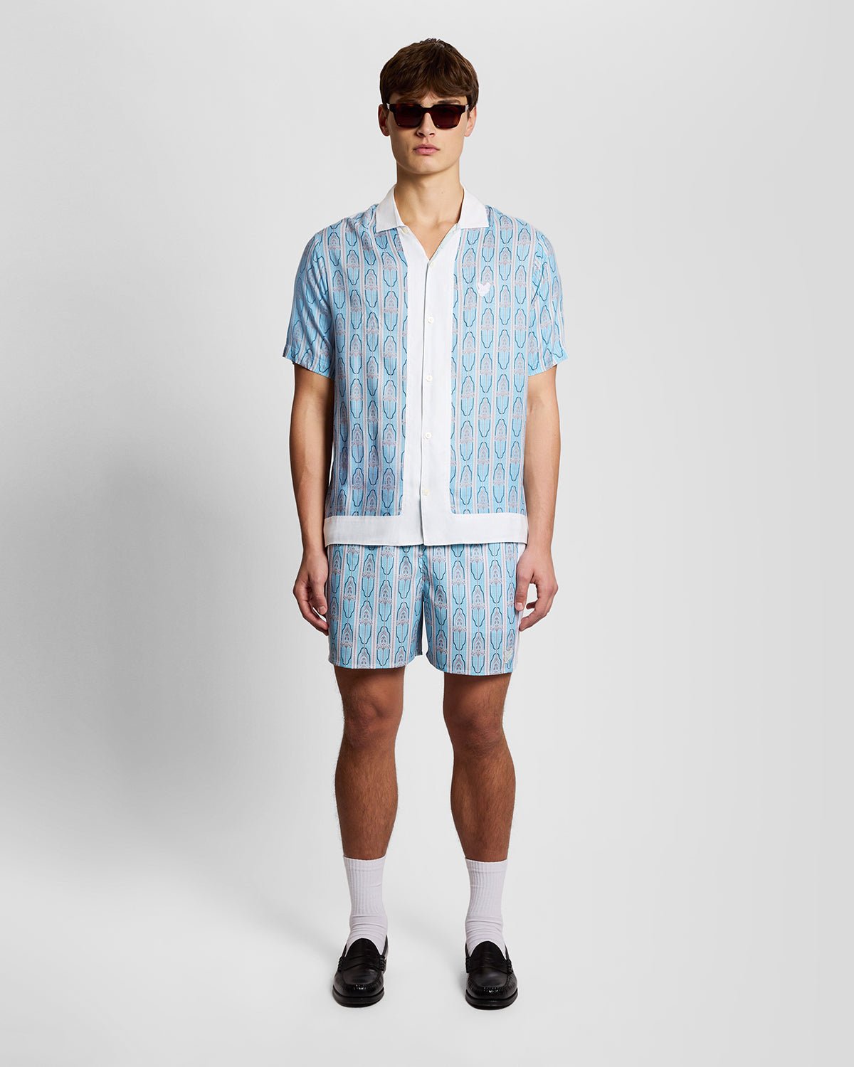 Homme portant une chemise à manches courtes à motif floral, couleur crème amande/bleu de Parme
