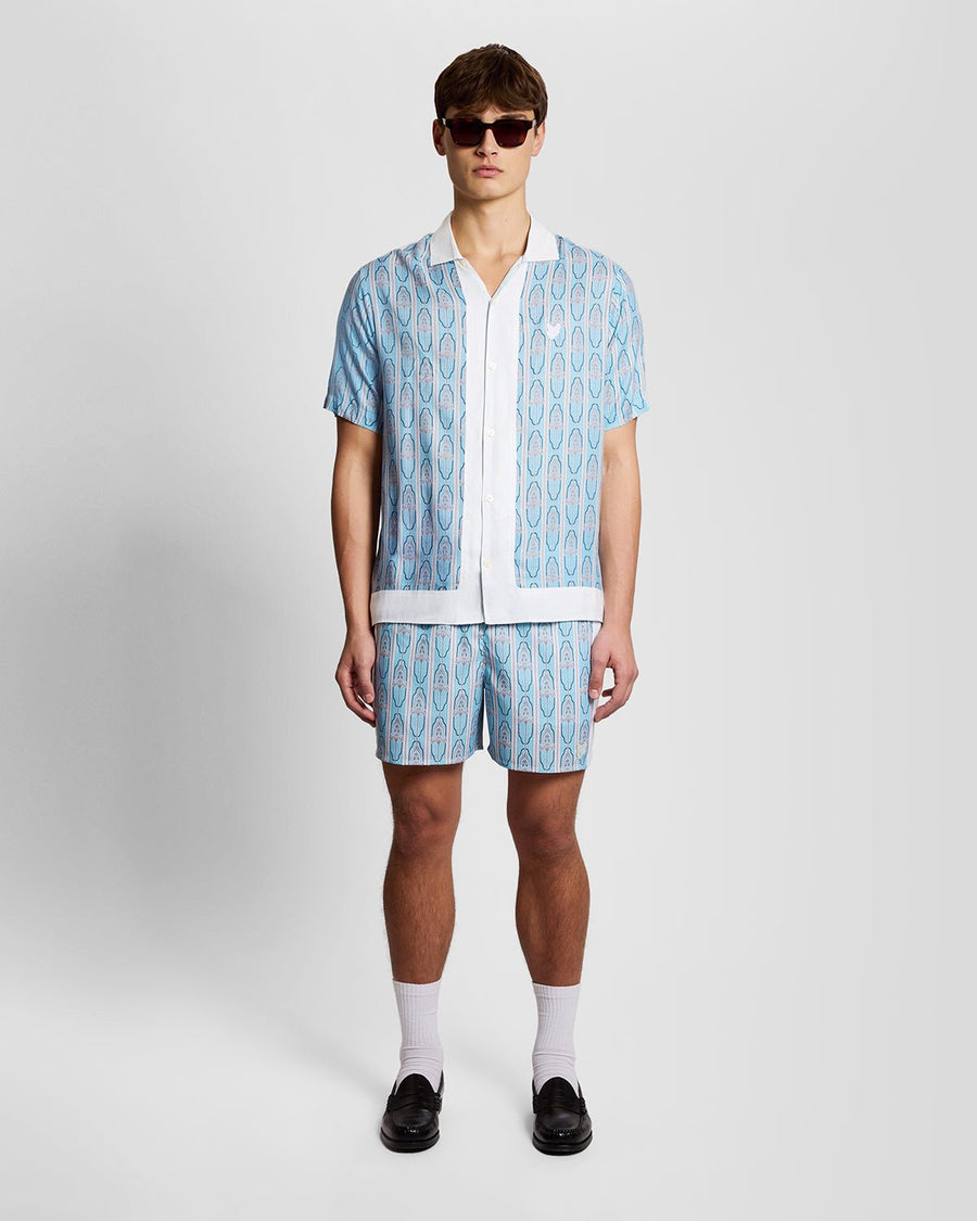 Homme portant une chemise à manches courtes à motif floral, couleur crème amande/bleu de Parme